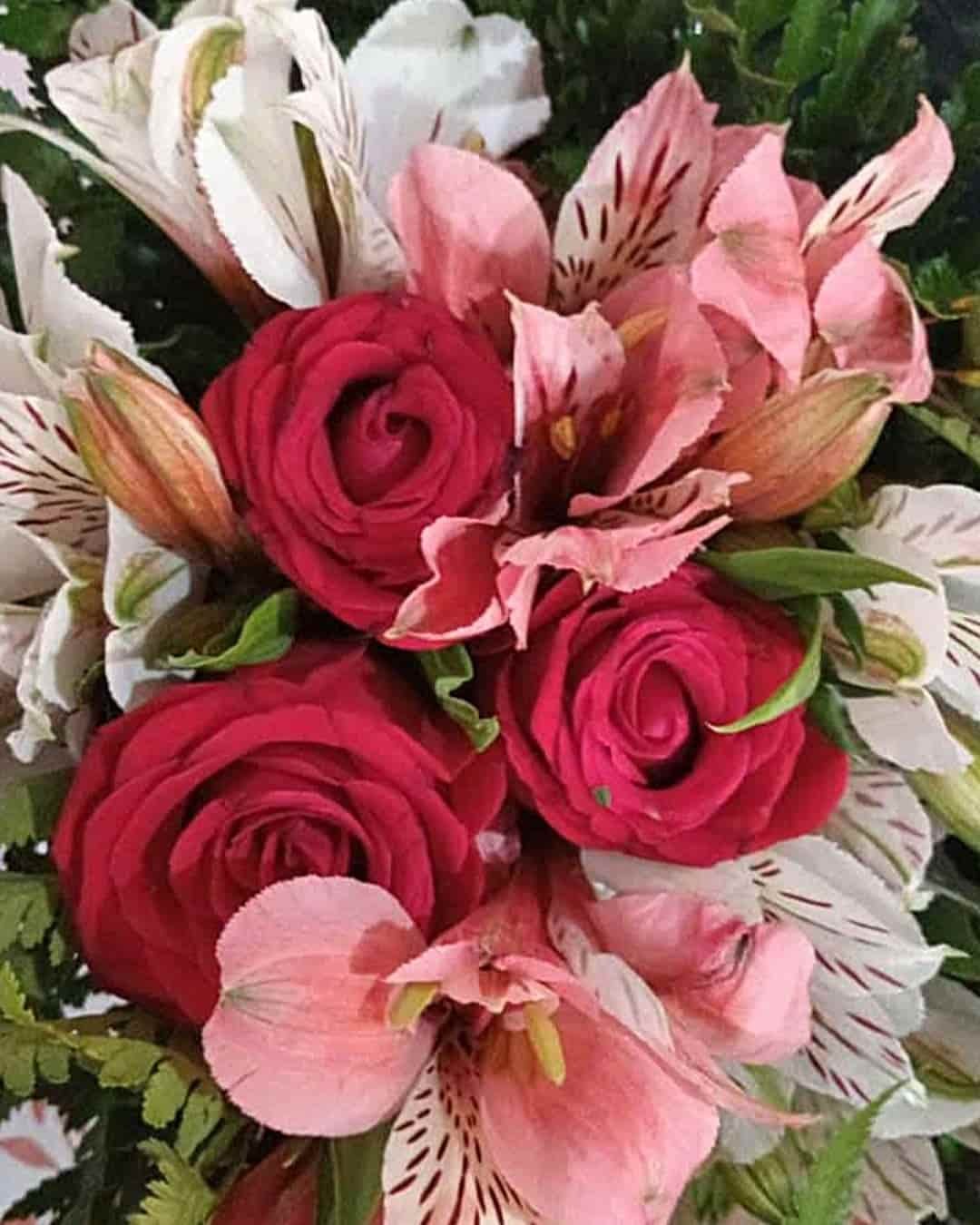 Ramo de rosas y otras flores