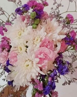 Ramo de flores blancas, rosadas y lilas